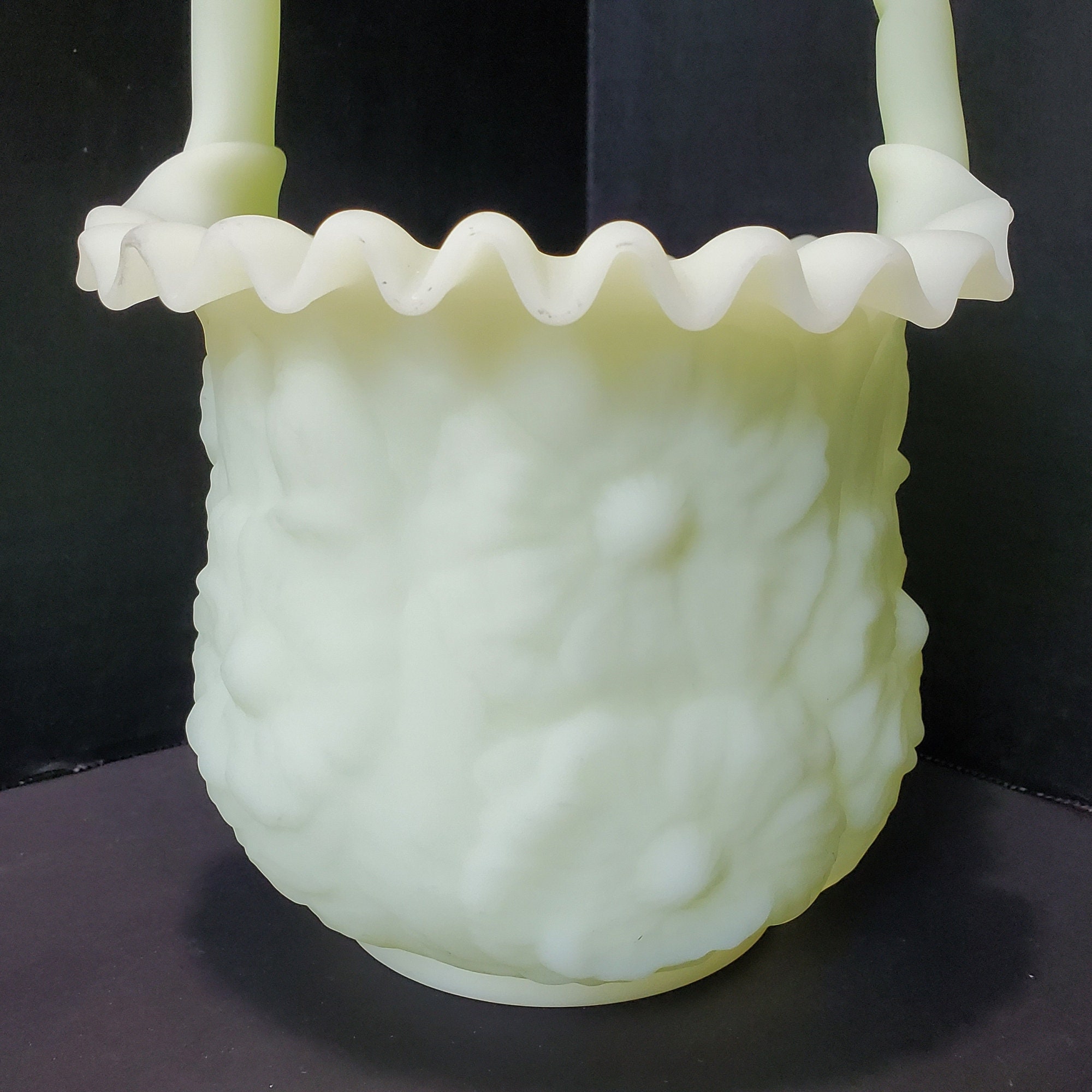 Fenton イエロー　バスケット　ミルクガラス Fenton Buttercup Mini Basket