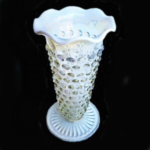 5-3/4&quot; Anchor Hocking Moonstone Opalescent Vase