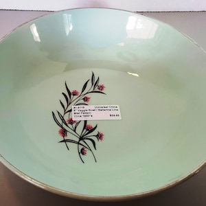 Könnte beinhalten: Eine 20 cm große, hellgrüne Universal China Gemüseschale mit einem floralen Muster in Schwarz und Rosa. Die Schale ist mit "Ballerina Line" und "Mist Pattern" beschriftet und datiert "Circa 1950s".