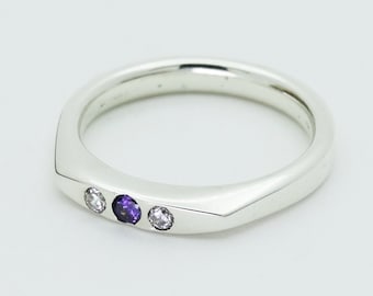 Handgefertigter Ring aus Sterlingsilber mit dreifacher Bündchenfassung aus natürlichem Amethyst und CZ (UK Größe M)