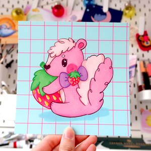 Strawberry Skunk 148mm Mini Postcard Print, noyau de chalet, cadeaux de mouffette, impressions kawaii