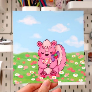 Strawberry Skunk Flower Field 148mm Mini Postcard Print, noyau de chalet, cadeaux de mouffette, impressions kawaii