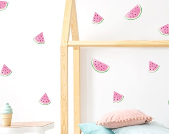 Pode incluir: Adesivos de parede de fatia de melancia rosa em uma parede branca com uma estrutura de cama de madeira e almofadas.