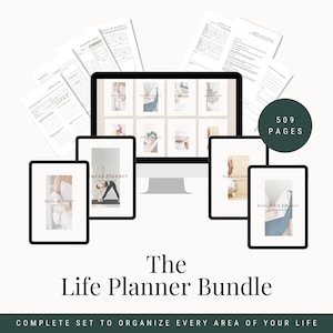 Op de afbeelding: Een digitale productbundel met 509 pagina's aan printbare planners voor verschillende gebieden van het leven, waaronder dagelijkse, fitness-, huishoudelijke en financiële planning. De bundel wordt weergegeven op een computerscherm en verschillende tablets.