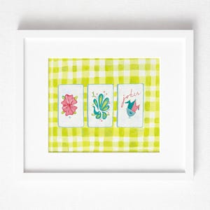 Puede incluir: Una impresi&oacute;n en acuarela enmarcada con tres naipes con ilustraciones caprichosas. Las cartas est&aacute;n sobre un fondo de cuadros amarillos y blancos. Las cartas representan una flor rosa, un dise&ntilde;o verde y azul y un p&aacute;jaro con la palabra "joker".