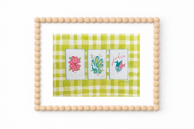 Puede incluir: Una impresi&oacute;n art&iacute;stica enmarcada que presenta tres naipes con ilustraciones florales y de aves sobre un fondo a cuadros verde y blanco. El marco est&aacute; hecho de cuentas de madera de color claro.