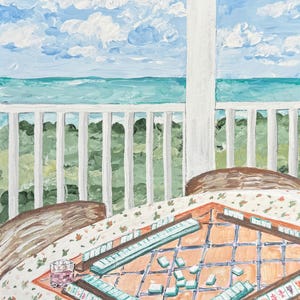 Puede incluir: Pintura acr&iacute;lica de un juego de Mahjong sobre una mesa con un mantel floral. La mesa est&aacute; en un porche con vistas a un paisaje marino con cielo azul y nubes. Una copa de bebida rosa est&aacute; sobre la mesa.