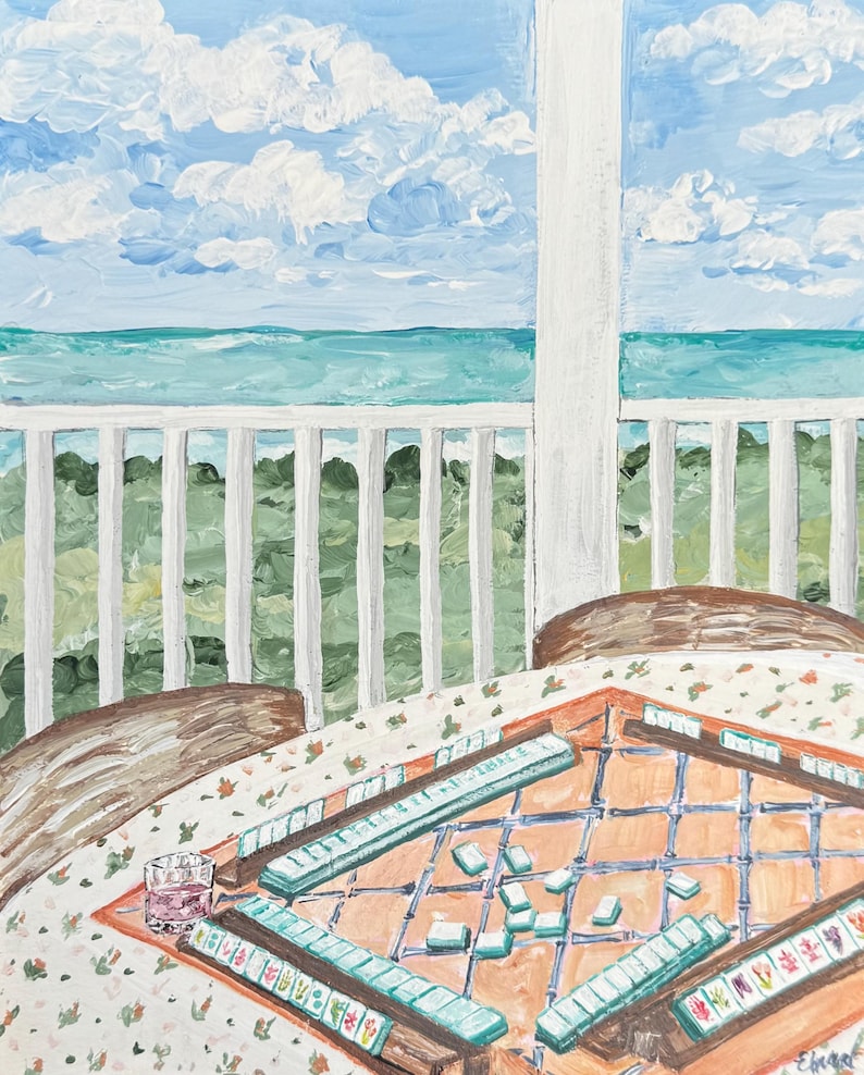 Puede incluir: Pintura acr&iacute;lica de un juego de Mahjong sobre una mesa con un mantel floral. La mesa est&aacute; en un porche con vistas a un paisaje marino con cielo azul y nubes. Una copa de bebida rosa est&aacute; sobre la mesa.