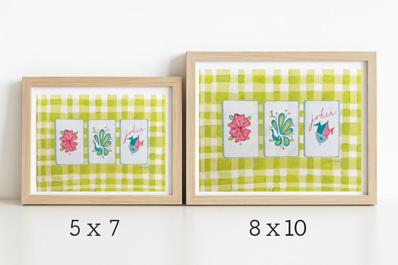 Puede incluir: Dos impresiones art&iacute;sticas enmarcadas con dise&ntilde;os de naipes. Cada carta tiene una ilustraci&oacute;n floral o de p&aacute;jaro en rosa, verde azulado y verde. El fondo es un patr&oacute;n de cuadros verdes y blancos. Las medidas son 12,7 x 17,8 cm y 20,3 x 25,4 cm.
