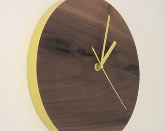 Modern väggklocka i valnötsträ: Minimalistisk heminredning
