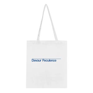 以下が含まれることがあります： 白いキャンバス地のトートバッグに、青い文字で「Devour Feculence」と書いてあります。