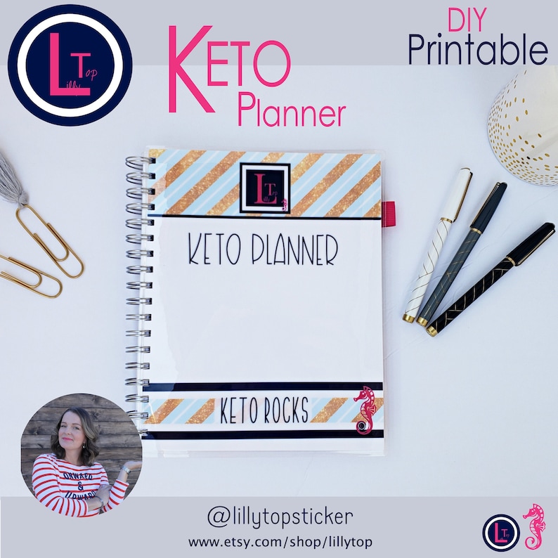 Puede incluir: Un planificador keto imprimible DIY con una cubierta a rayas azul y dorada. El planificador tiene un interior blanco con el texto "Keto Planner" y "Keto Rocks". El planificador est&aacute; sobre una superficie blanca con bol&iacute;grafos y un objeto decorativo.