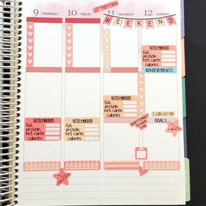 Pu&ograve; includere: Un planner settimanale con uno schema di colori rosa e pesca. Il planner ha una sezione per ogni giorno della settimana, con spazio per scrivere appuntamenti, compiti e note. Il planner include anche una sezione per il monitoraggio dei macro cheto, con spazi per registrare grassi, proteine, carboidrati netti e calorie. Il planner ha una citazione motivazionale, "Lascia che parlino!" e una sezione per gli obiettivi con il testo "Posso continuare!" e "Posso farlo!"