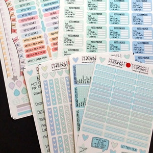 Pu&ograve; includere: Un set di adesivi colorati per un planner di dieta chetogenica. Gli adesivi presentano vari design, tra cui cuori, stelle e testo. Il testo include "Keto Tips", "Keto Dishes", "Weekly Meal Plan", "Keto Macros", "I Rock at Keto" e "Let Them Talk".