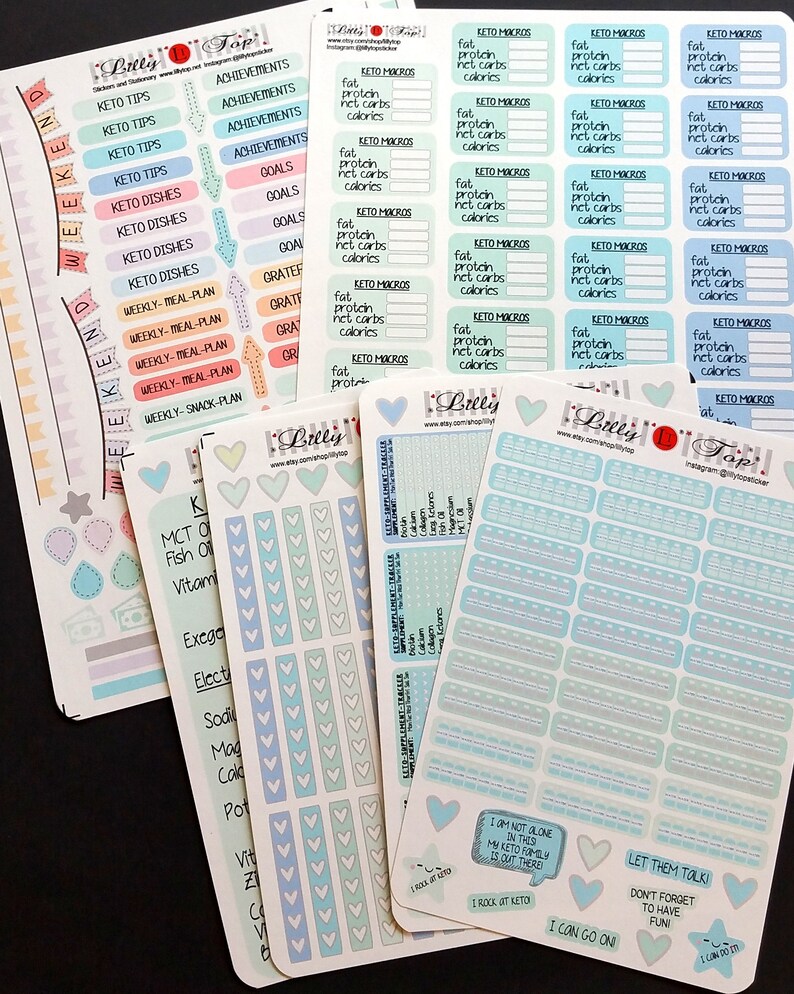 Pu&ograve; includere: Un set di adesivi colorati per un planner di dieta chetogenica. Gli adesivi presentano vari design, tra cui cuori, stelle e testo. Il testo include "Keto Tips", "Keto Dishes", "Weekly Meal Plan", "Keto Macros", "I Rock at Keto" e "Let Them Talk".