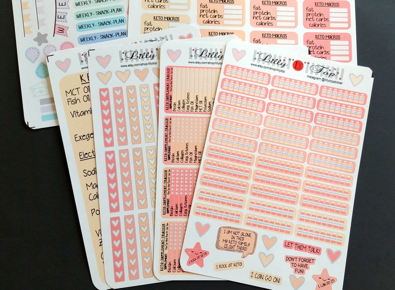 Pu&ograve; includere: Un set di adesivi colorati a tema cheto con vari design, tra cui cuori, stelle e bottiglie. Gli adesivi presentano testi come "Mi piace il cheto", "Posso andare avanti" e "Lascia che parlino".