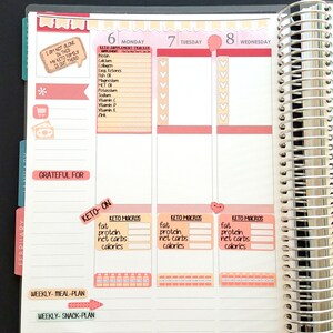 Pu&ograve; includere: Un planner settimanale con uno schema di colori rosa e pesca. Il planner ha una sezione per il monitoraggio dei macro cheto, una sezione per la pianificazione dei pasti e una sezione per la pianificazione degli spuntini. Il planner ha anche una sezione per il monitoraggio degli integratori cheto.