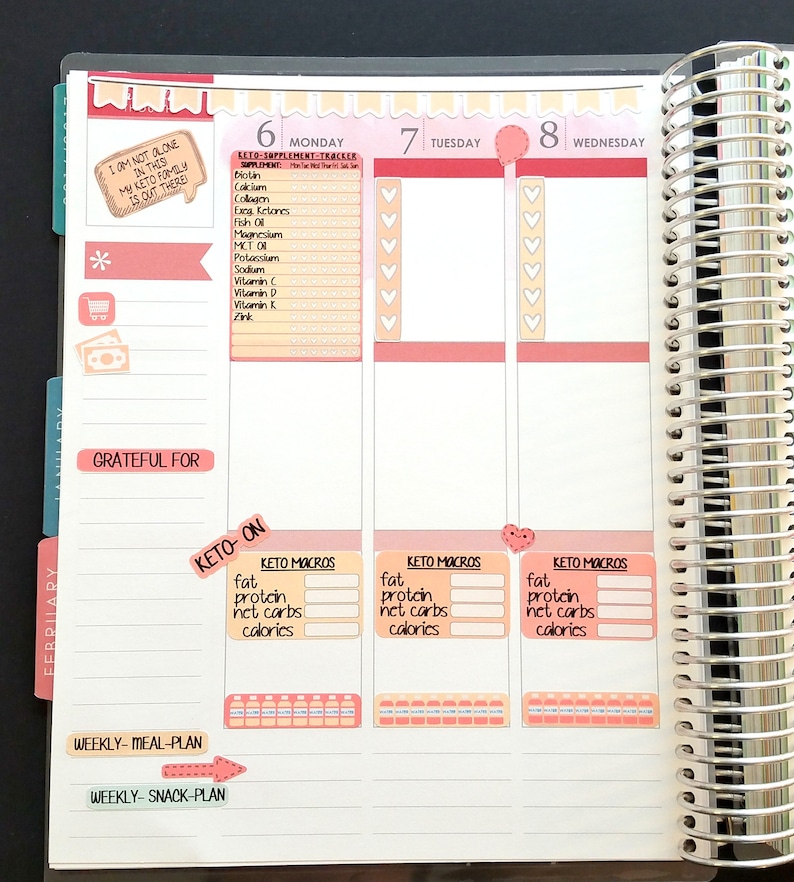 Pu&ograve; includere: Un planner settimanale con uno schema di colori rosa e pesca. Il planner ha una sezione per il monitoraggio dei macro cheto, una sezione per la pianificazione dei pasti e una sezione per la pianificazione degli spuntini. Il planner ha anche una sezione per il monitoraggio degli integratori cheto.