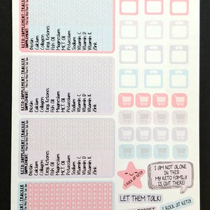 Pu&ograve; includere: Un foglio di adesivi stampabile con uno schema di colori rosa e blu. Il foglio presenta un tracker di integratori chetogenici con un elenco di integratori, un'icona di carrello della spesa e citazioni motivazionali sulla chetosi. Il testo sul foglio include "Mi piace la chetosi", "Lascia che parlino", "Non dimenticare di divertirti", "Posso andare avanti", e "Non sono solo in questo, la mia famiglia chetogenica &egrave; l&agrave; fuori!"