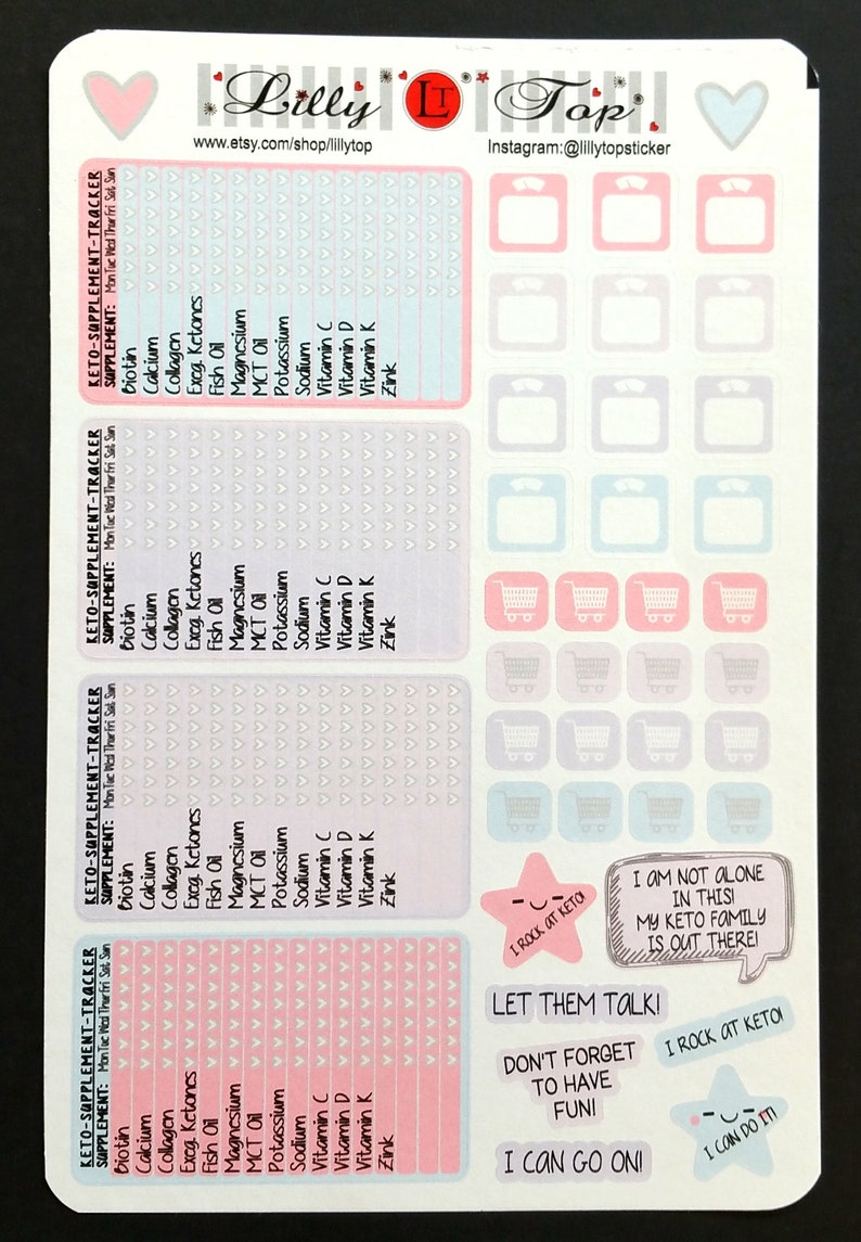 Pu&ograve; includere: Un foglio di adesivi stampabile con uno schema di colori rosa e blu. Il foglio presenta un tracker di integratori chetogenici con un elenco di integratori, un'icona di carrello della spesa e citazioni motivazionali sulla chetosi. Il testo sul foglio include "Mi piace la chetosi", "Lascia che parlino", "Non dimenticare di divertirti", "Posso andare avanti", e "Non sono solo in questo, la mia famiglia chetogenica &egrave; l&agrave; fuori!"