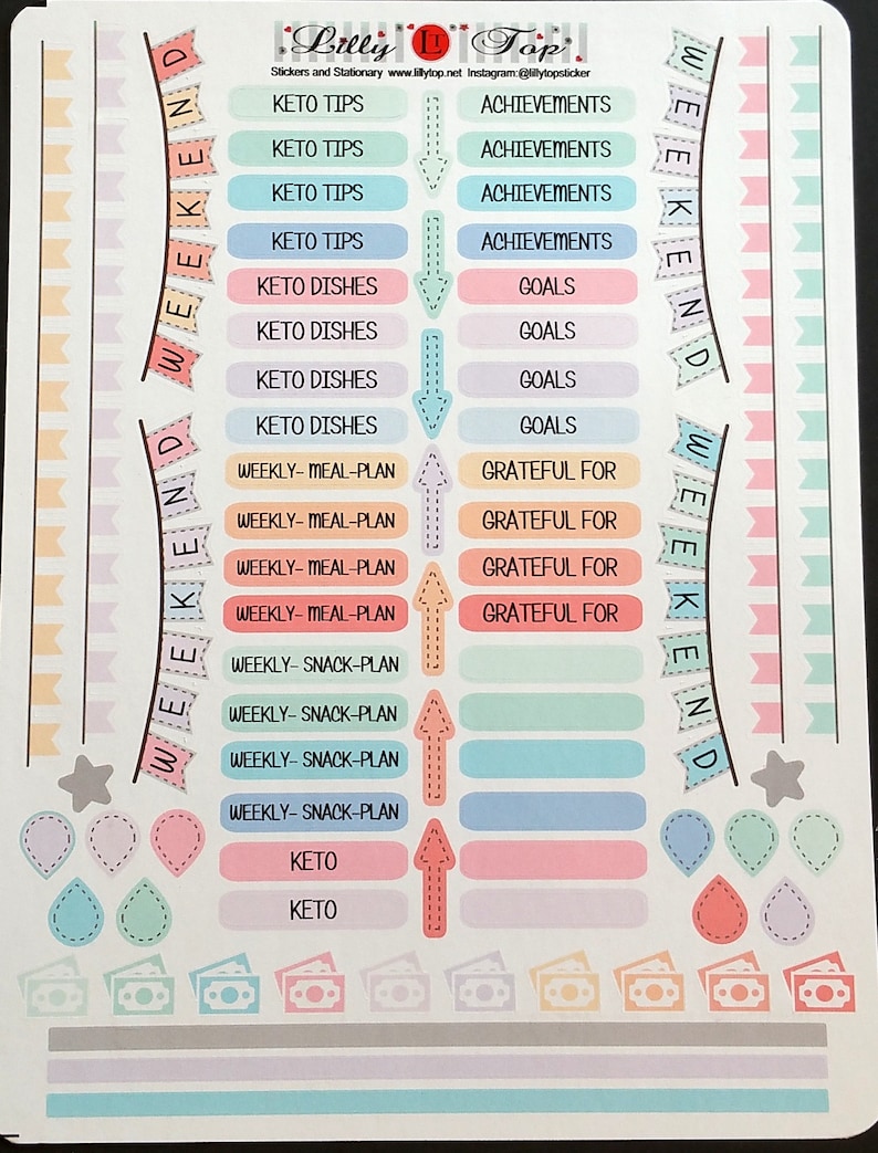 Pu&ograve; includere: Un foglio di adesivi colorati con vari disegni e testi. Gli adesivi sono organizzati in righe e colonne. Il testo sugli adesivi include "Keto Tips", "Achievements", "Goals", "Weekly-Meal-Plan", "Grateful For", "Weekly-Snack-Plan" e "Keto".