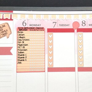 Pu&ograve; includere: Una pagina di un planner rosa e bianca con un adesivo che dice "Non sono solo in questa famiglia keto, ce ne sono altri l&agrave; fuori". La pagina &egrave; etichettata "Luned&igrave;" e ha un tracker di integratori keto con un elenco di integratori e caselle di controllo.