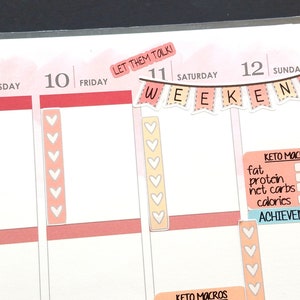 Pu&ograve; includere: Un planner settimanale con un adesivo a forma di cuore rosa e bianco su ogni giorno. Le caselle del sabato e della domenica hanno uno striscione che dice "WEEKEND". La casella della domenica ha anche un adesivo rosa e bianco che dice "KETO MACROS" con una tabella per tenere traccia di grassi, proteine, carboidrati netti e calorie. C'&egrave; anche un adesivo blu che dice "RAGGIUNGIMENTI".