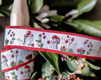 Könnte beinhalten: Rot-weißes Band mit einem sich wiederholenden Muster aus Pilzen, Beeren und Blättern. Das Band hat einen roten Rand.