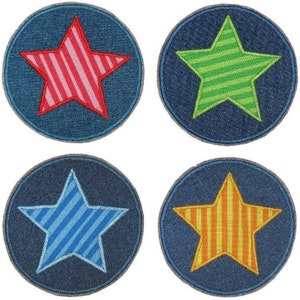 Könnte beinhalten: Vier runde Jeans-Patches mit einem Stern in der Mitte. Jeder Stern hat ein anderes Farbstreifenmuster: rot und weiß, grün und weiß, blau und weiß und orange und weiß.