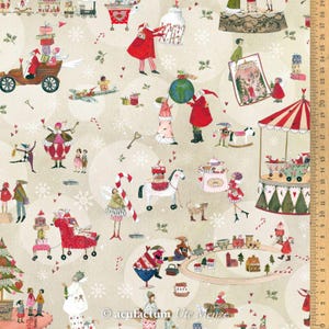 Könnte beinhalten: Ein fantasievoller Weihnachtsstoff mit beigefarbenem Hintergrund und einem sich wiederholenden Muster aus roten, grünen und weißen Illustrationen von Menschen, Tieren und Gegenständen. Der Stoff enthält ein Karussell, einen Zug, ein Schaukelpferd, einen Zuckerstock, einen Globus und eine Vielzahl anderer festlicher Elemente. Der Text "acufactum Ute Menze" ist in der unteren rechten Ecke gedruckt.