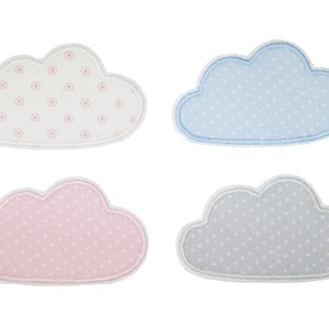 Könnte beinhalten: Vier Filz-Wolkenformen mit verschiedenen Tupfenmustern. Die Wolken sind weiß mit rosa Punkten, hellblau mit weißen Punkten, grau mit weißen Punkten und rosa mit weißen Punkten.