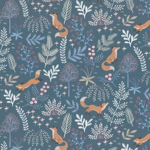Op de afbeelding: Een donkerblauwe stof met een herhalend patroon van oranje vossen, afgewisseld met witte en lichtroze botanische illustraties, waaronder gestileerde bomen, varens en kleine bloemen in een dicht bosontwerp.