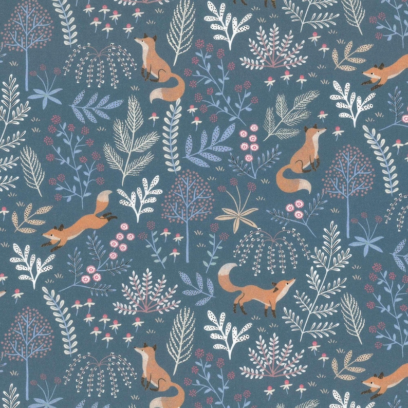 Op de afbeelding: Een donkerblauwe stof met een herhalend patroon van oranje vossen, afgewisseld met witte en lichtroze botanische illustraties, waaronder gestileerde bomen, varens en kleine bloemen in een dicht bosontwerp.