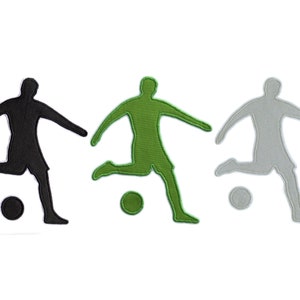 Könnte beinhalten: Drei Silhouette-Bilder eines Fußballspielers, der einen Ball tritt. Die Spieler sind in Schwarz, Grün und Grau.