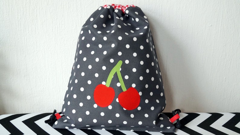 Turnbeutel Kirschen, Rockabilly, gefüttert, Rucksack für Kinder, personalisierbar mit Namen Bild 1