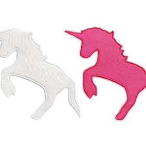 Könnte beinhalten: Zwei Bügelbilder von Einhörnern, eines weiß und eines rosa. Die Einhörner stehen aufgerichtet mit dem Kopf zur Seite gedreht.