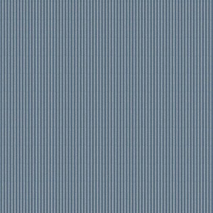 Op de afbeelding: Een textielstof met een herhalend patroon van verticale strepen in afwisselende tinten gedempt blauw en lichtgrijs. Het oppervlak vertoont een consistente geweven textuur met uniforme lijnen die parallel over het gehele zichtbare gebied lopen.