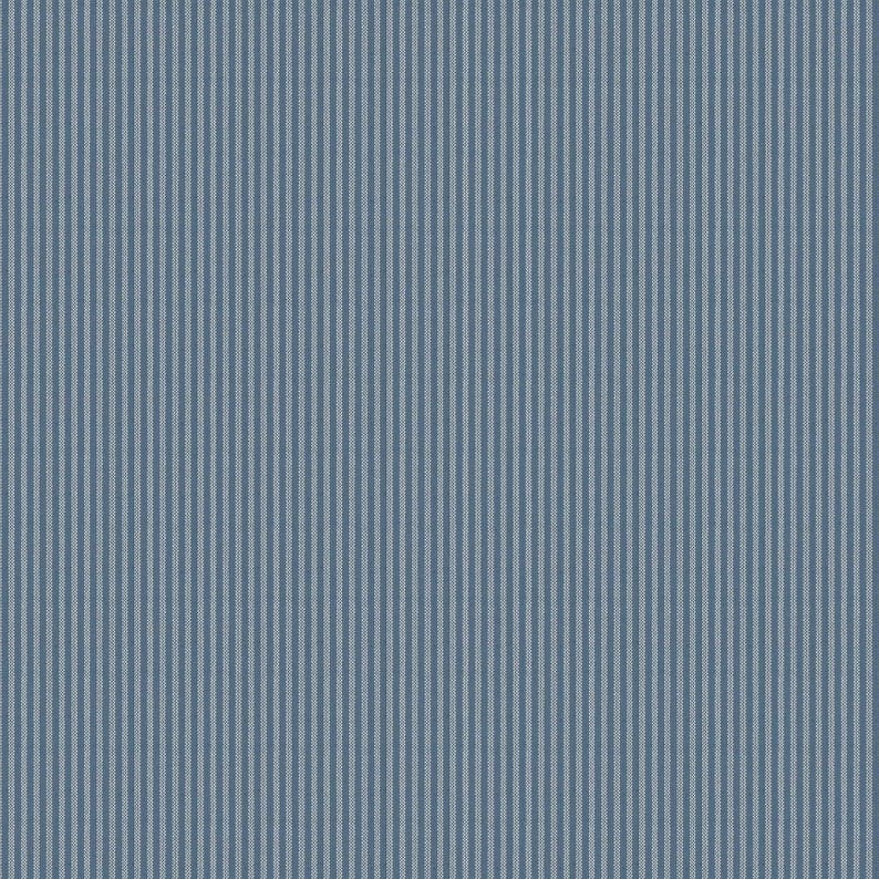 Op de afbeelding: Een textielstof met een herhalend patroon van verticale strepen in afwisselende tinten gedempt blauw en lichtgrijs. Het oppervlak vertoont een consistente geweven textuur met uniforme lijnen die parallel over het gehele zichtbare gebied lopen.