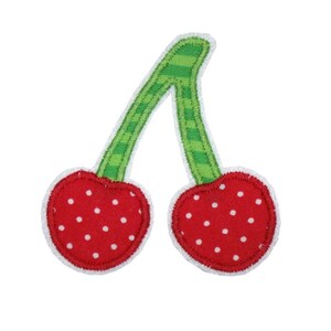 Könnte beinhalten: Eine rote Kirsche mit weißen Punkten und einem grün gestreiften Stiel. Die Kirsche ist eine Filzapplikation.