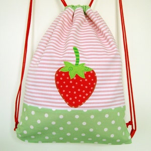 Turnbeutel für Kinder, Rucksack Erdbeere, grün rosa personalisierbar mit Namen Bild 1