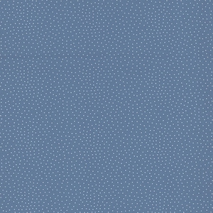 Op de afbeelding: Een effen, stoffig blauwe stof met een dicht, herhalend patroon van kleine witte stippen die gelijkmatig over het hele oppervlak zijn verspreid. Het textiel vertoont een consistente matte textuur met een uniforme verdeling van de witte stippen.