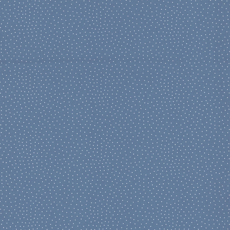 Op de afbeelding: Een effen, stoffig blauwe stof met een dicht, herhalend patroon van kleine witte stippen die gelijkmatig over het hele oppervlak zijn verspreid. Het textiel vertoont een consistente matte textuur met een uniforme verdeling van de witte stippen.