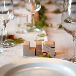 Letras de madera como decoración de la boda o tarjeta de lugar