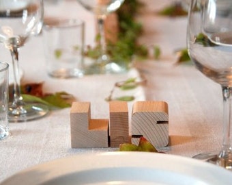 Lettere di legno come decorazione di nozze o cartolina