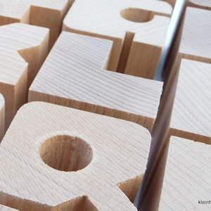 3 letras de madera de elección de haya