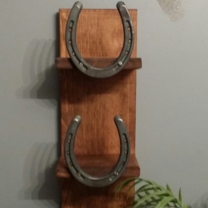 Décor à la maison rustique, petite étagère, étagère rustique, étagère de bain, étagère en fer à cheval, décor de campagne, étagère en bois, décor en fer à cheval, décor de ferme image 5