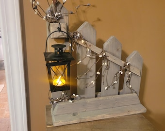 Mini farol de valla de estacas decorativo, acento rústico de granja en color gris.