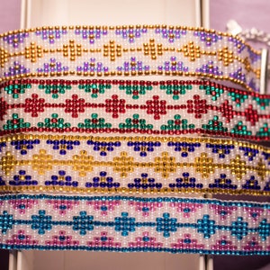 Pulseiras tecidas com contas de vidro