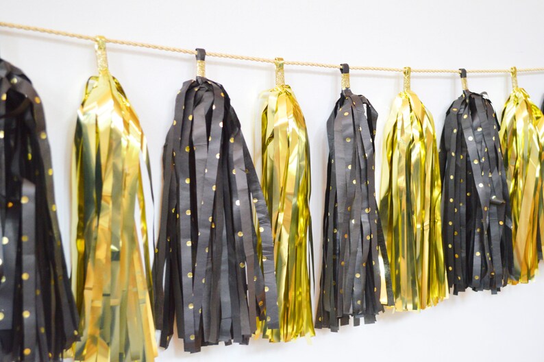 New Year/'s Eve Party Decoration Black and Gold tassel garland Happy New Year 2020 New Year Photo Backdrop Roaring 2020