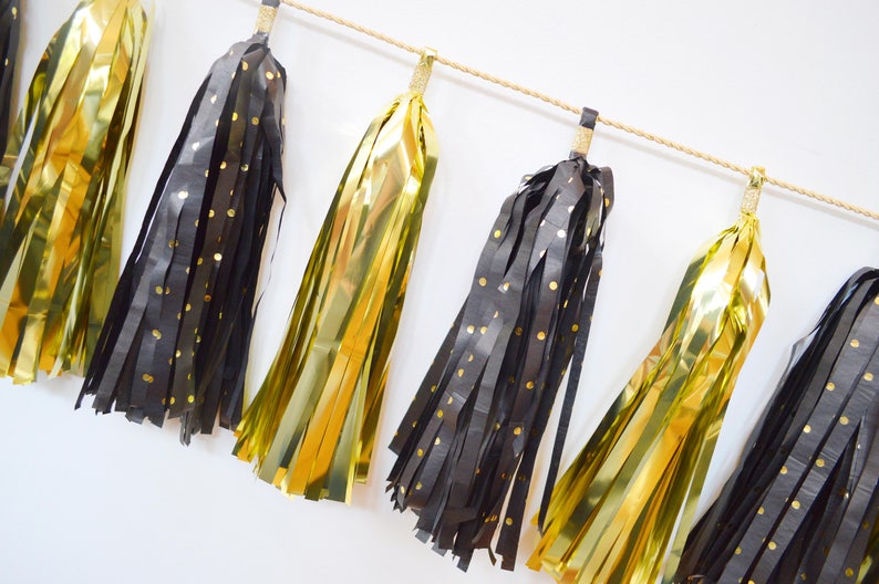 New Year/'s Eve Party Decoration Black and Gold tassel garland Happy New Year 2020 New Year Photo Backdrop Roaring 2020
